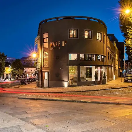 Wake Up Famalicao アパートホテル